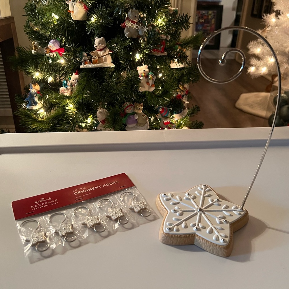 Hallmark snowflake cookie ornament display with matching hooks…❄️